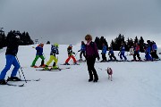 49 Piccoli sciatori ci proteggono il passaggio sulla pista...